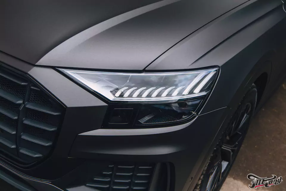 Оклеили Audi Q8 серым матовым полиуретаном, установили усиленные тормозные диски и колодки, окрасили суппорта, сделали антихром, произвели комплекс детейлинг-услуг